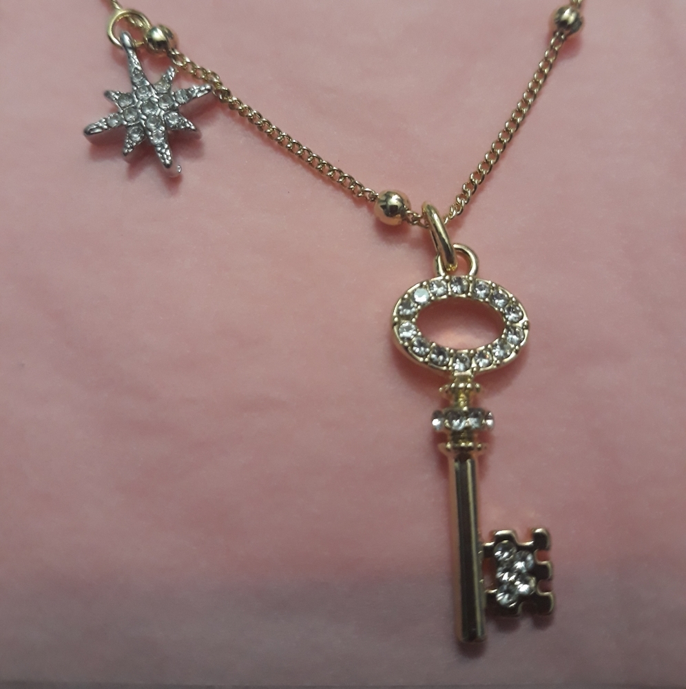 Mary Kay "you hold the key" gold Necklace 20inches